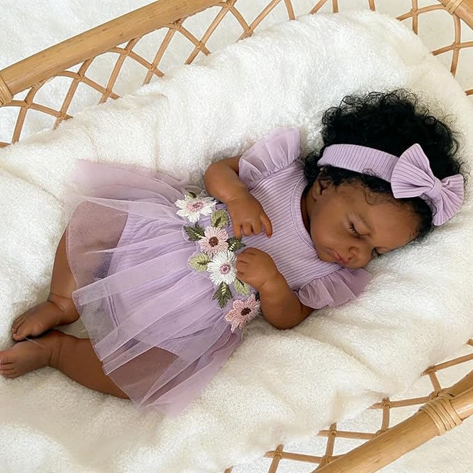 20 Zoll realistische Loulou-Reborn-Puppe mit geschlossenen Augen afroamerikanischer Herkunft im lila Kleid
