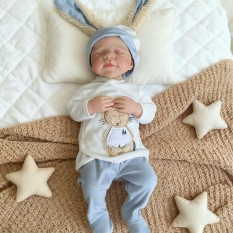 48 cm lebensechte handbemalte Reborn-Babypuppe Pascale mit geschlossenen Augen.