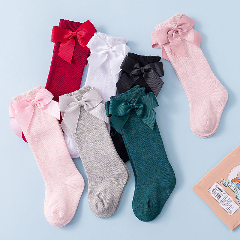 Einfarbige lockere Socken mit großen Schmetterlingen für Babys