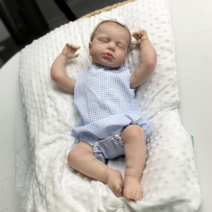 20 Zoll Loulou Reborn-Baby-Dame mit 3D-Haut geschlossenen Augen und blauem Karostrampler