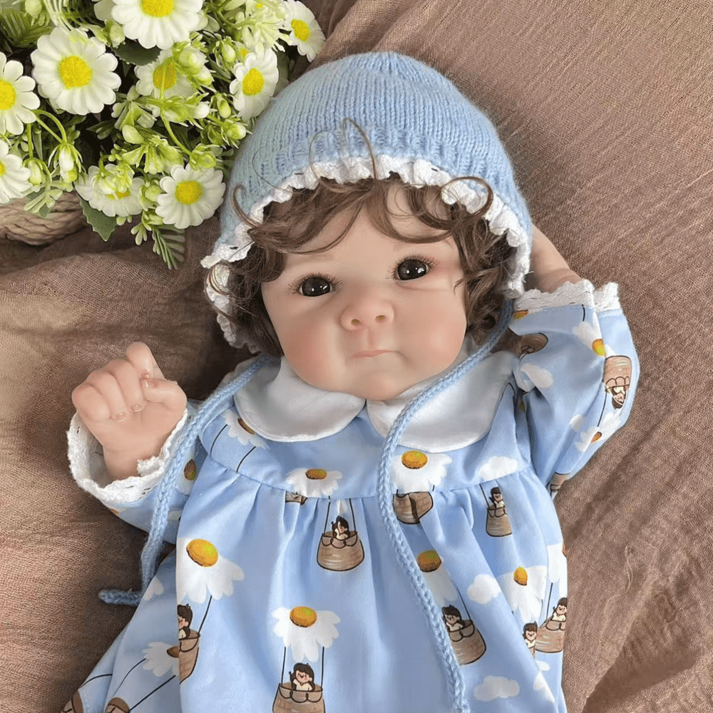 45 cm lebensechte Bettie Reborn-Babypuppe mit kurzem Haar in blauer Kleidung