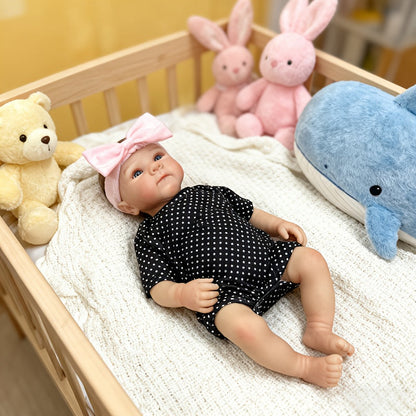 48 cm Bettie Reborn BabypuppeMädchen mit offenen Augen in schwarzer Kleidung mit weißen Punkten