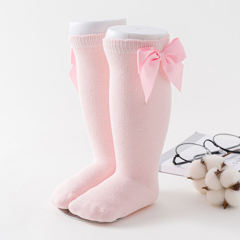 Einfarbige lockere Socken mit großen Schmetterlingen für Babys