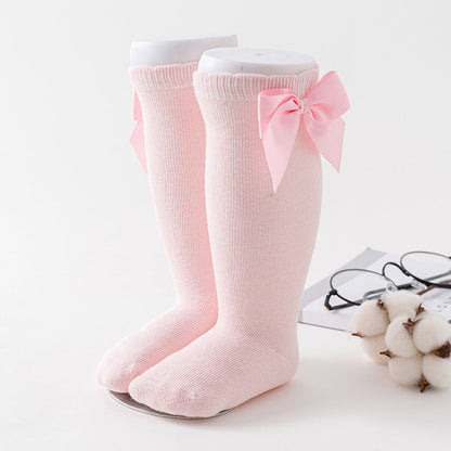 Einfarbige lockere Socken mit großen Schmetterlingen für Babys