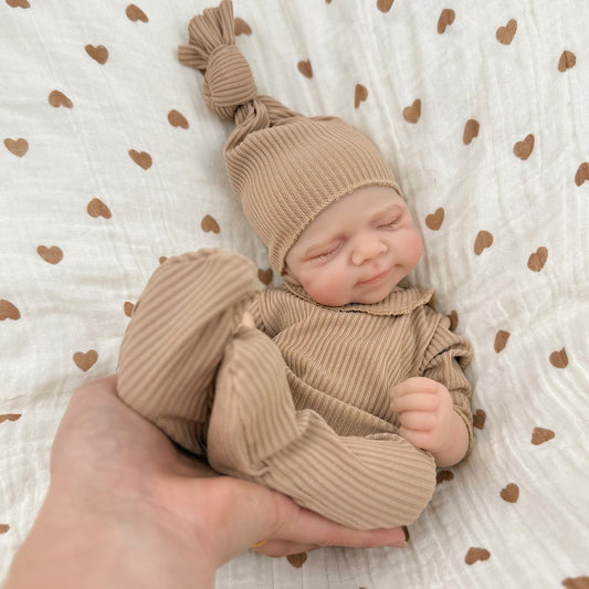 30 cm schlafende Pascale Reborn-Puppe aus Vollsilikon in brauner Kleidung