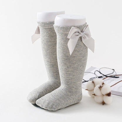 Einfarbige lockere Socken mit großen Schmetterlingen für Babys