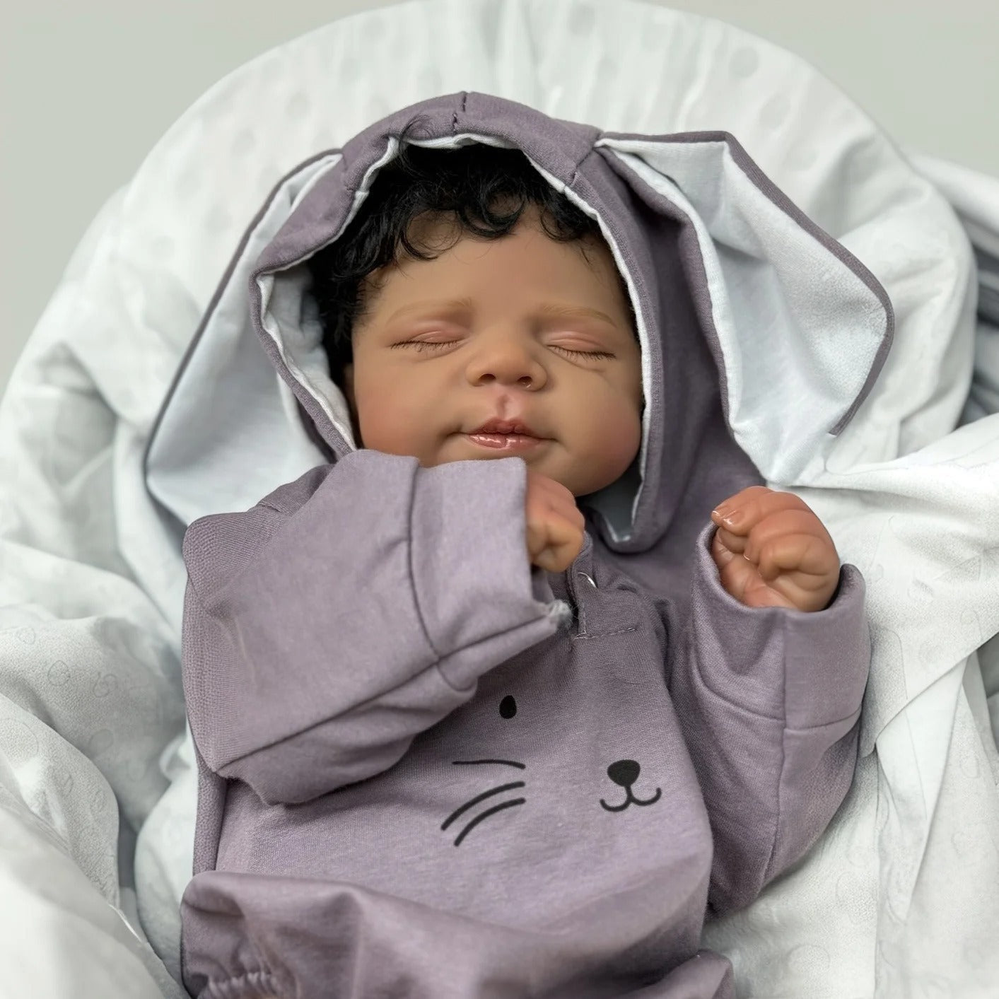 45cm Reborn Puppe Mädchen Pascale mit geschlossenen Augen dunkler Haut und kurzem Haar