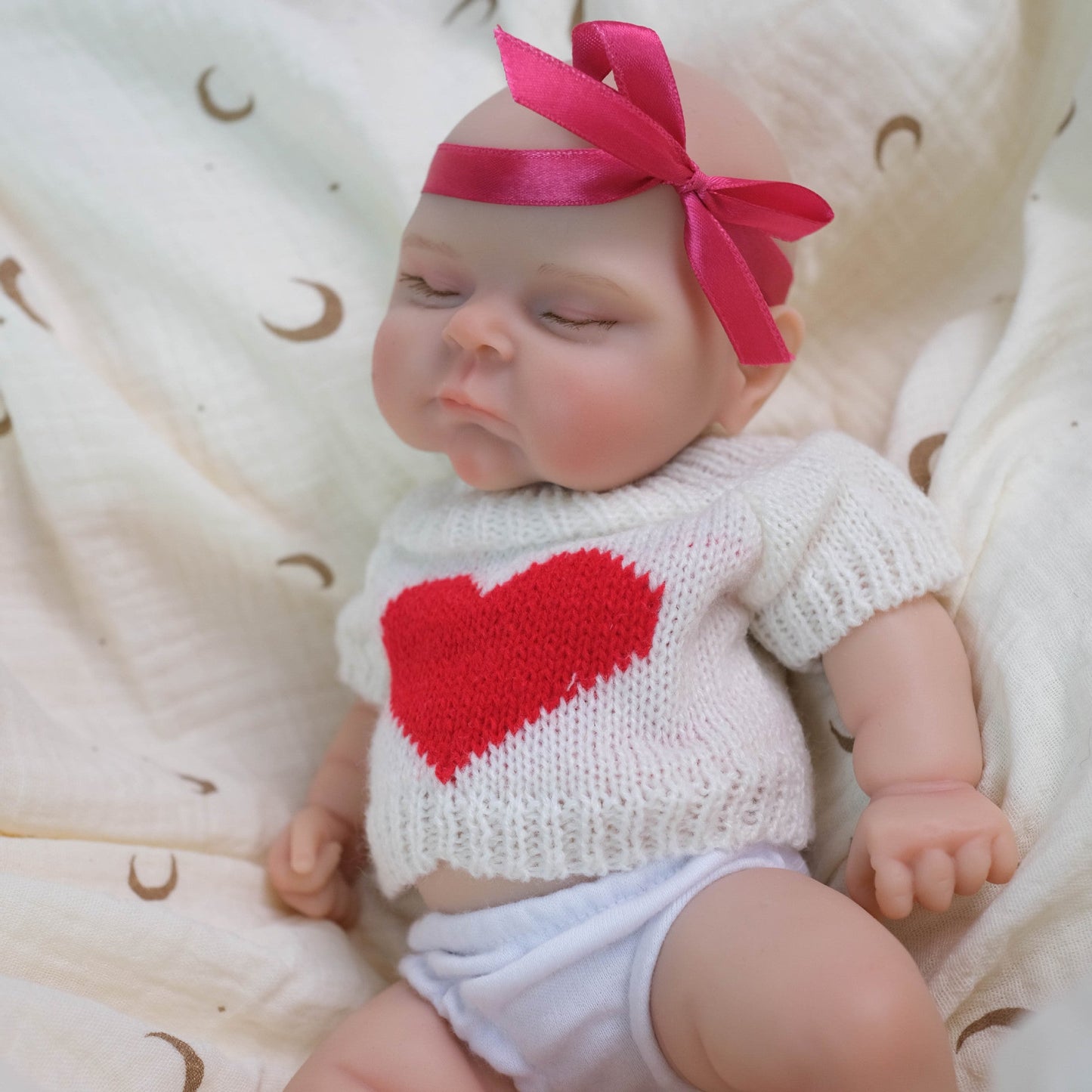 30 cm weiches Silikon-Reborn-Baby-Mädchen mit geschlossenen Augen Pfirsichfarben in weißer Kleidung