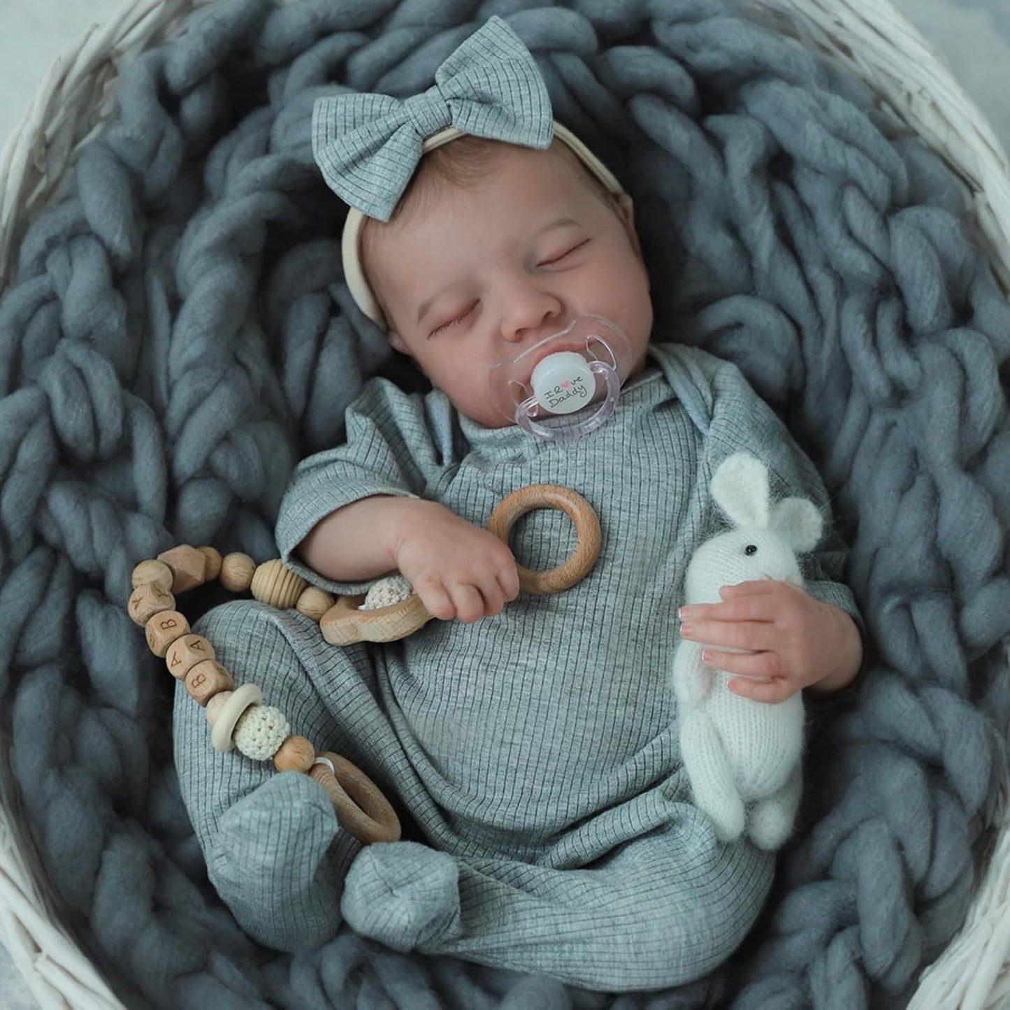 18 Zoll lebensechte Levi Reborn Puppe mit geschlossenen Augen und Stirnband
