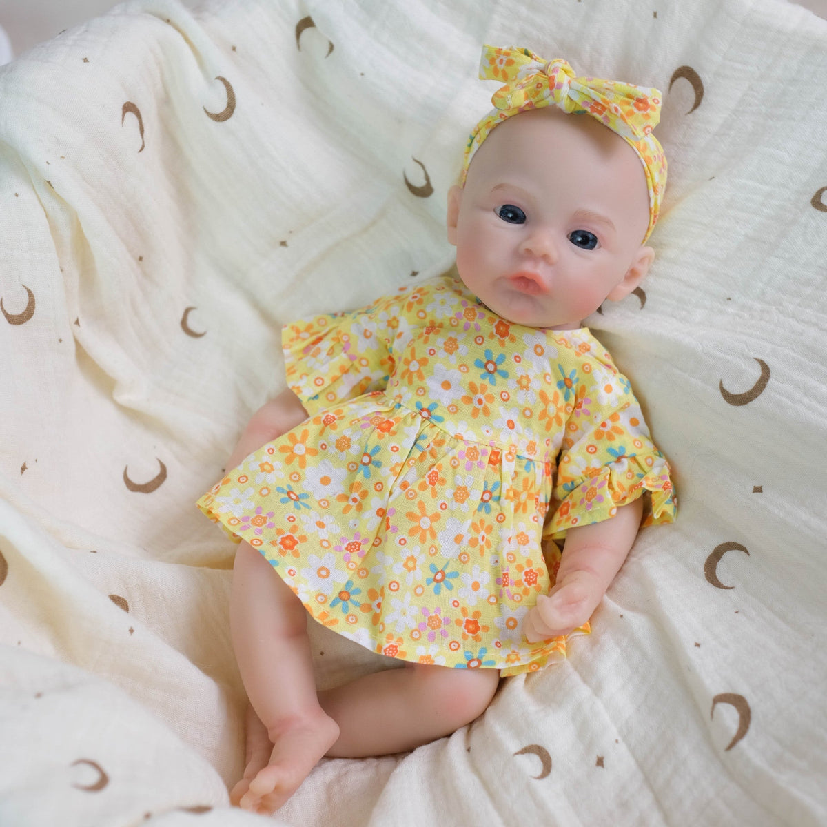 30 cm weiches Silikon Reborn Baby Mädchen mit gelbem Blumenkleid