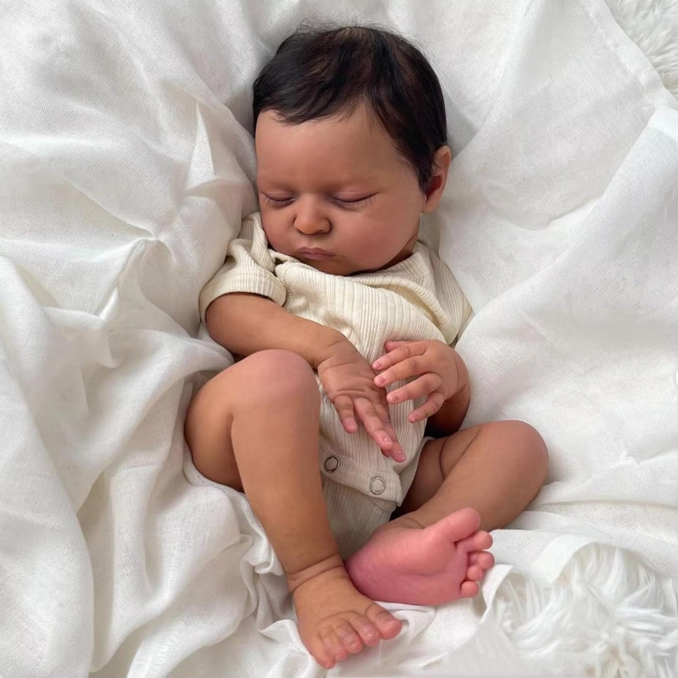 20 Zoll lebensechte Reborn-Puppe mit geschlossenen Augen und dunkler Haut - Laura