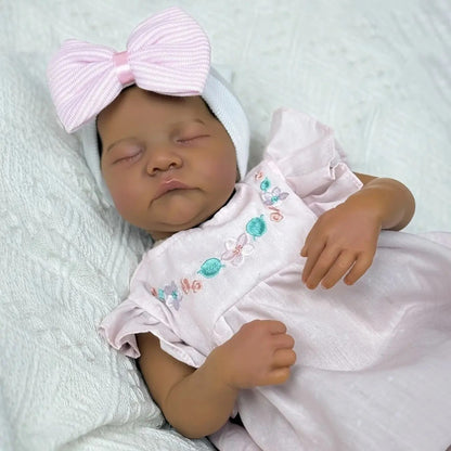 48cm Reborn Babypuppe Levi mit geschlossenen Augen dunkler Haut und weichem Körper im rosa Kleid