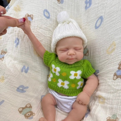 30 cm schlafende Pascale Reborn Puppe aus Vollsilikon in grünem Strickoutfit