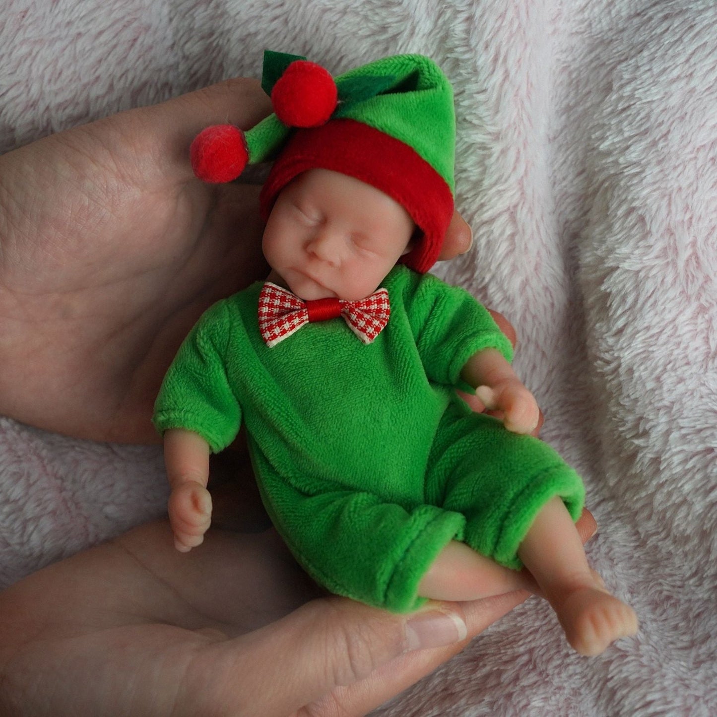 6 Zoll geschlossene Augen Mini Reborn Puppe Junge mit Weihnachtskleidung-Levi