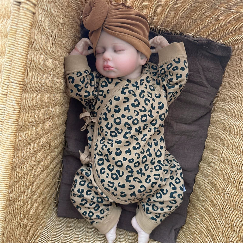 20 Zoll niedliche Reborn Puppe Loulou mit geschlossenen Augen im Leopardenmuster-Kleid