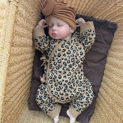 20 Zoll niedliche Reborn Puppe Loulou mit geschlossenen Augen im Leopardenmuster-Kleid