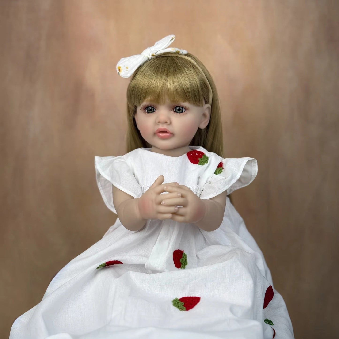 55 cm rebornte Baby-Dame Betty mit offenen Augen und langen blonden Haaren im weißen Kleid