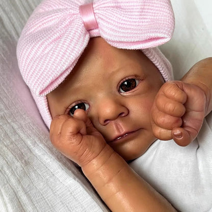 18 Zoll lebensechte Reborn-Puppe mit dunkler Haut und rosa Hut - Felicia