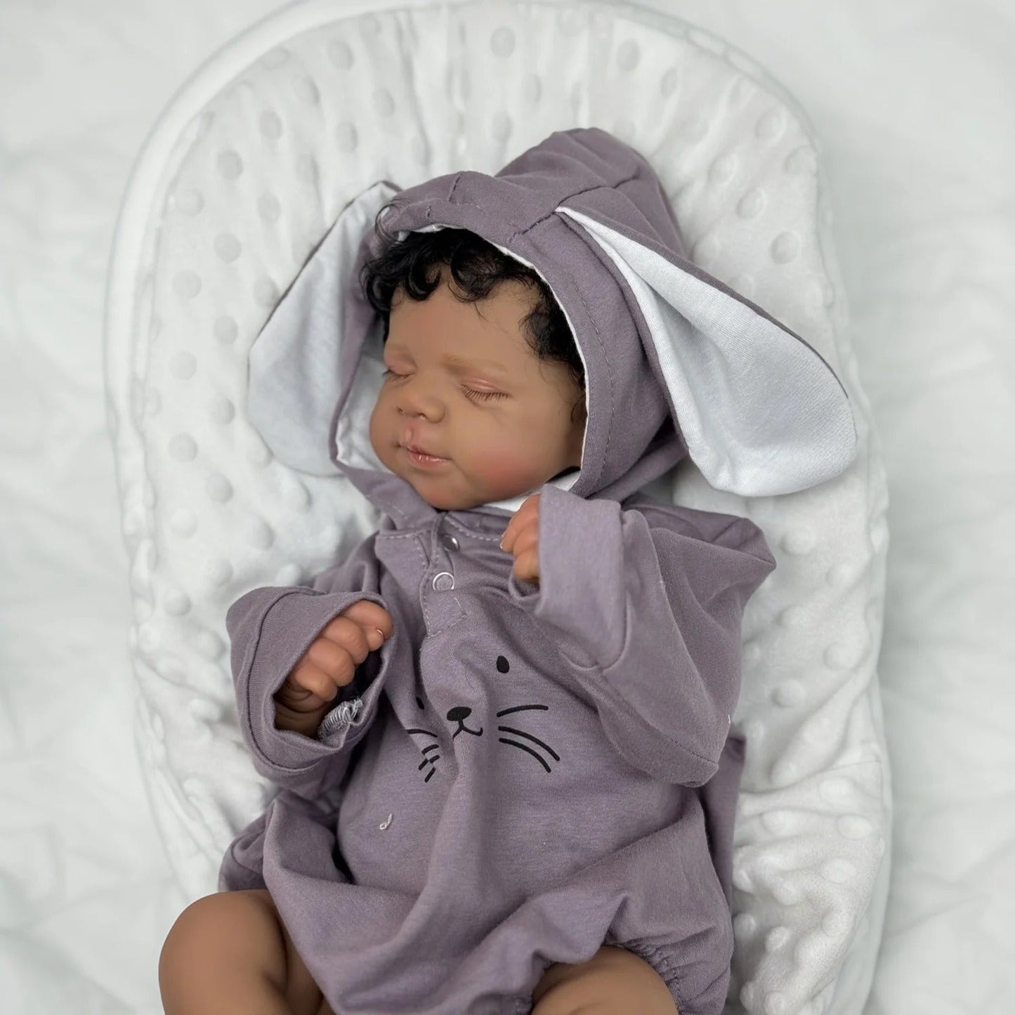 45cm Reborn Puppe Mädchen Pascale mit geschlossenen Augen dunkler Haut und kurzem Haar