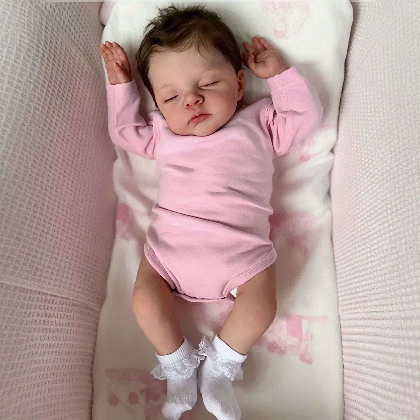 45 cm lebensechte Reborn-Puppe Irys mit weichem Körper geschlossenen Augen und rosa Kleidung
