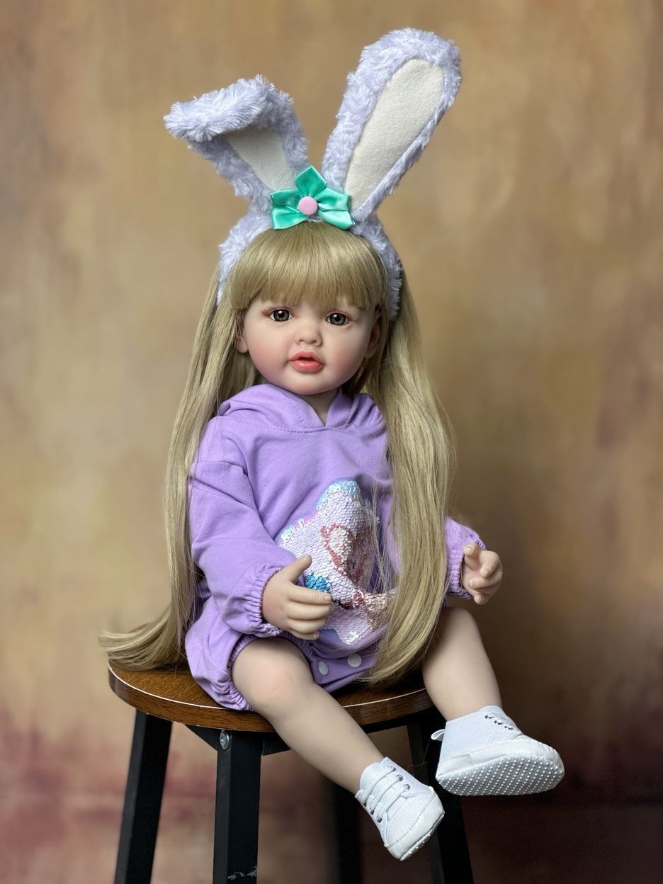 55 cm wiedergeborenes Mädchen mit offenen Augen und langen Haaren in lila Kleidung und Hasenohren-Haarreif - Betty