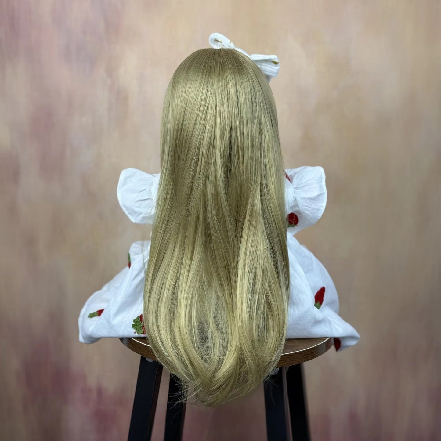 55 cm rebornte Baby-Dame Betty mit offenen Augen und langen blonden Haaren im weißen Kleid