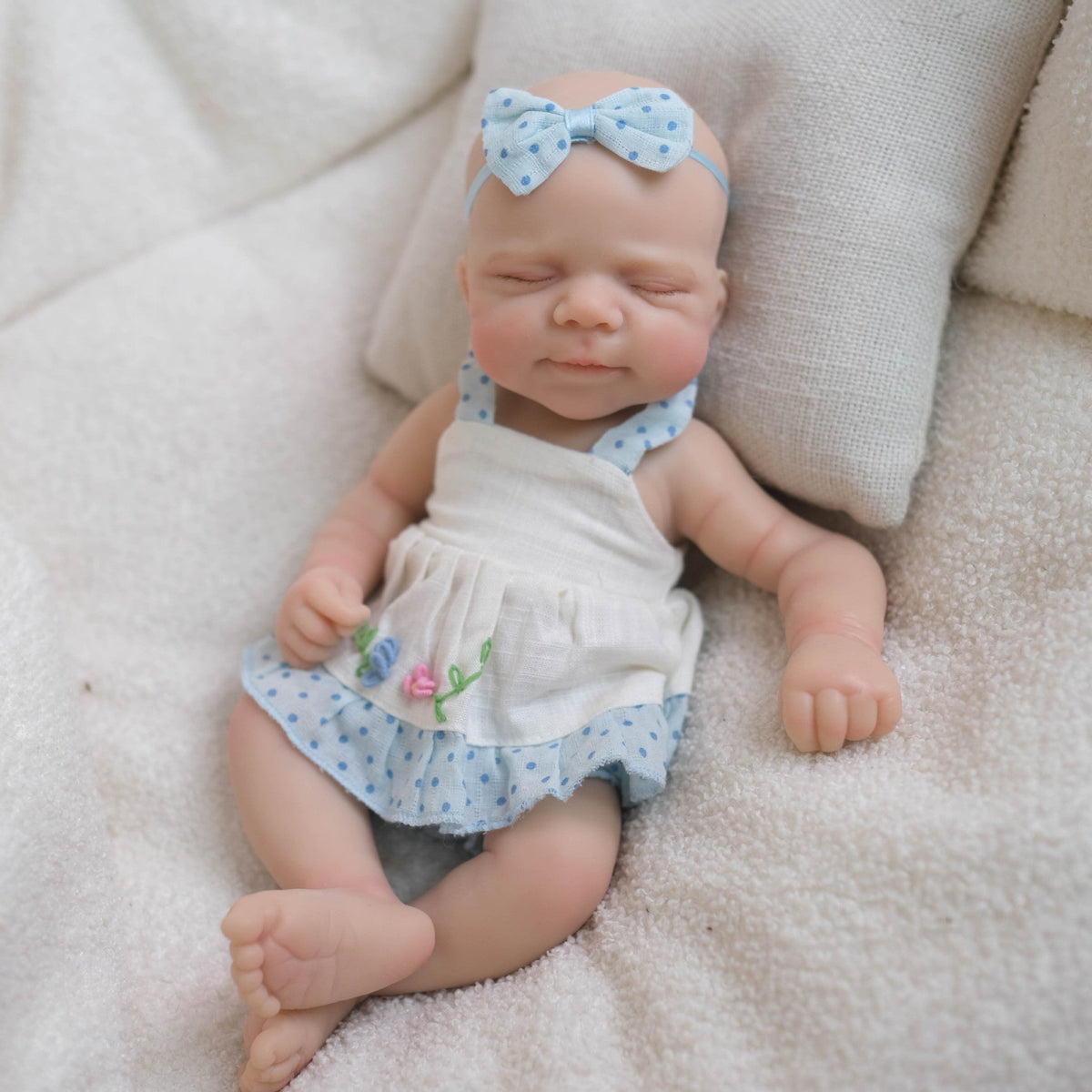 20 cm vollständig aus Silikon gefertigtes Pascale-Reborn BabypuppeMädchen im blauen Kleid