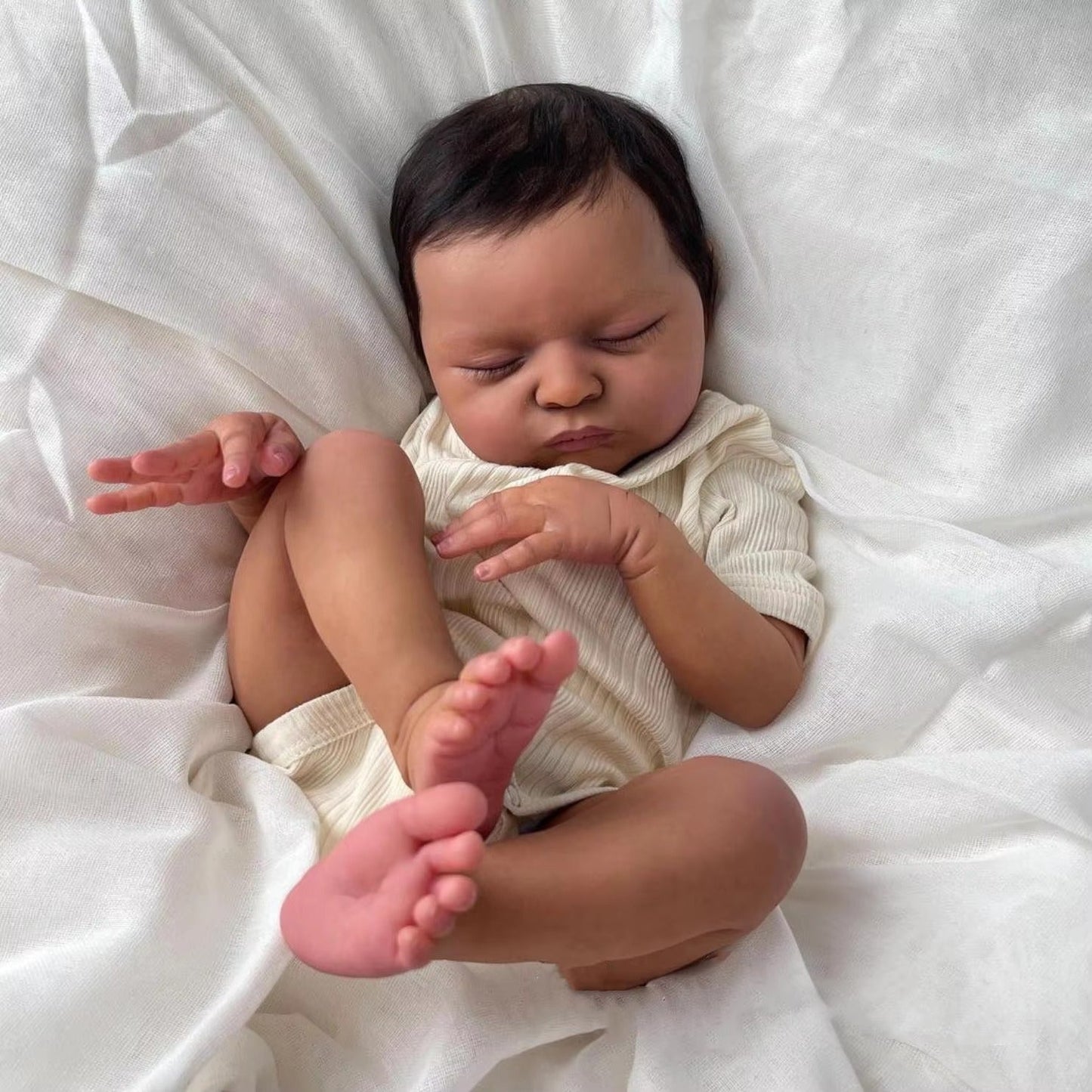 20 Zoll lebensechte Reborn-Puppe mit geschlossenen Augen und dunkler Haut - Laura