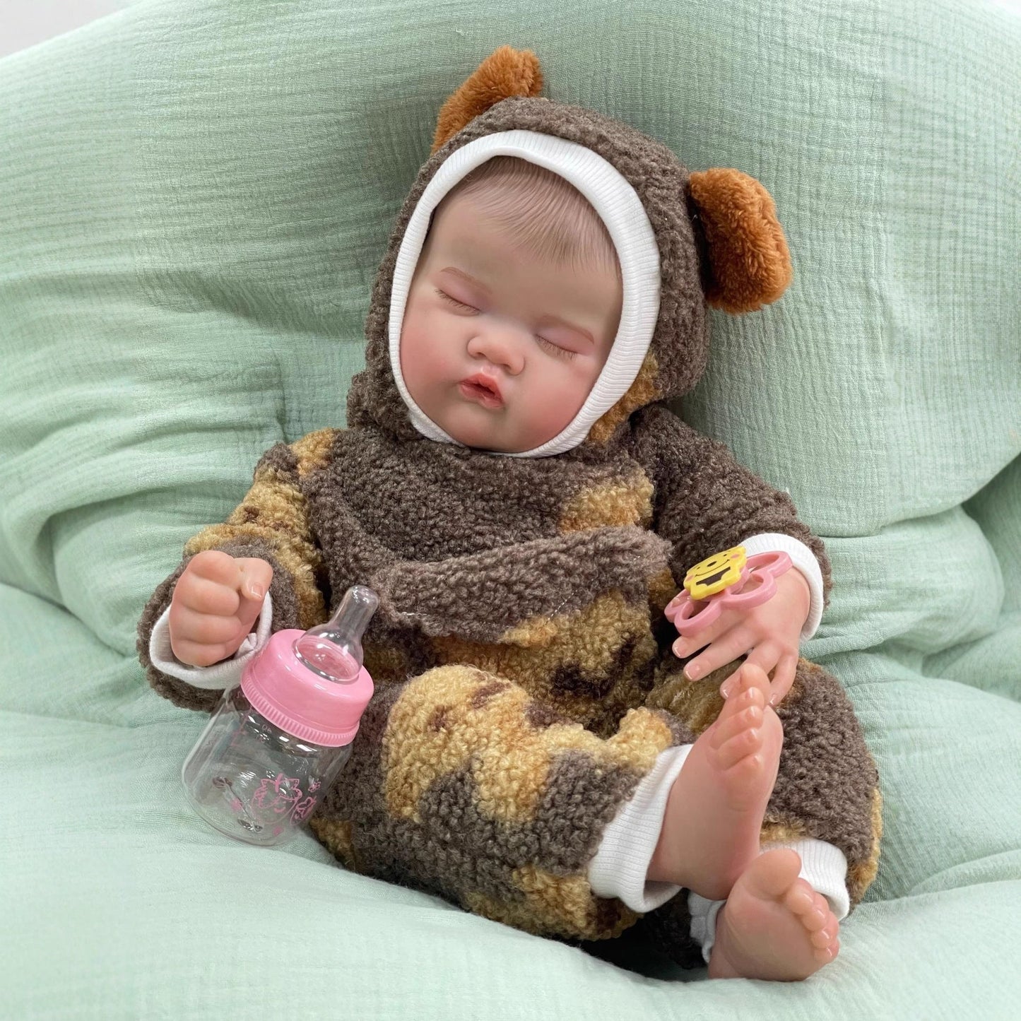 50cm lebensechte Quinbee Reborn-Puppe mit geschlossenen Augen in Plüschkleidung