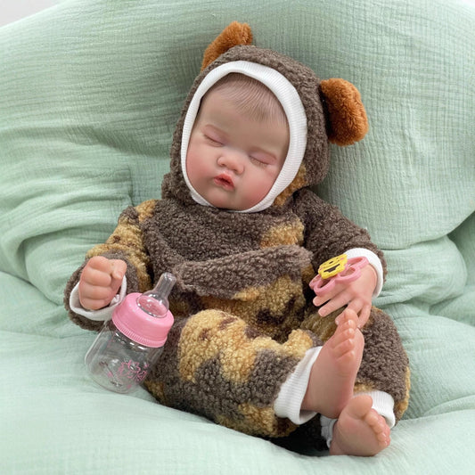 50cm lebensechte Quinbee Reborn-Puppe mit geschlossenen Augen in Plüschkleidung