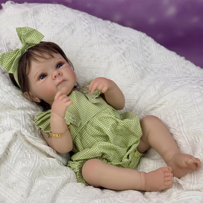 45cm lebensechte Vinyl-Babypuppe Bettie mit kurzem Haar und grüner Kleidung