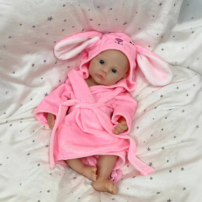 30cm weiches Silikon-Reborn-Baby-Mädchen mit blauen Augen im rosa Bademantel - Meadow