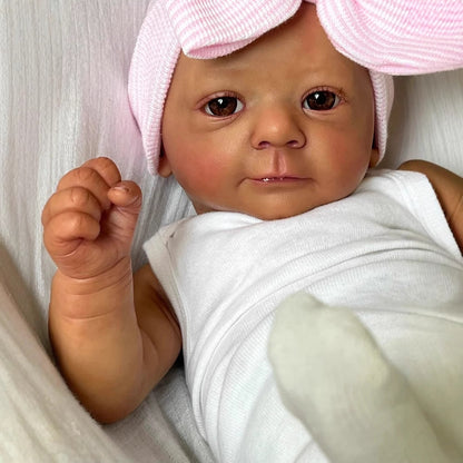 18 Zoll lebensechte Reborn-Puppe mit dunkler Haut und rosa Hut - Felicia