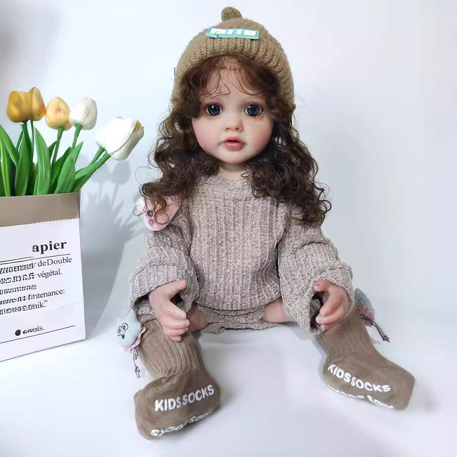 22 Zoll Reborn-Puppe mit lockigem Haar und braunem Pullover - Betty