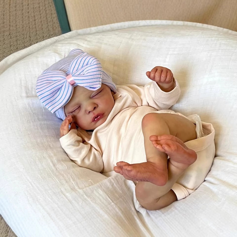 18 Zoll lebensechte Reborn-Puppe mit geschlossenen Augen und Hut-Romy