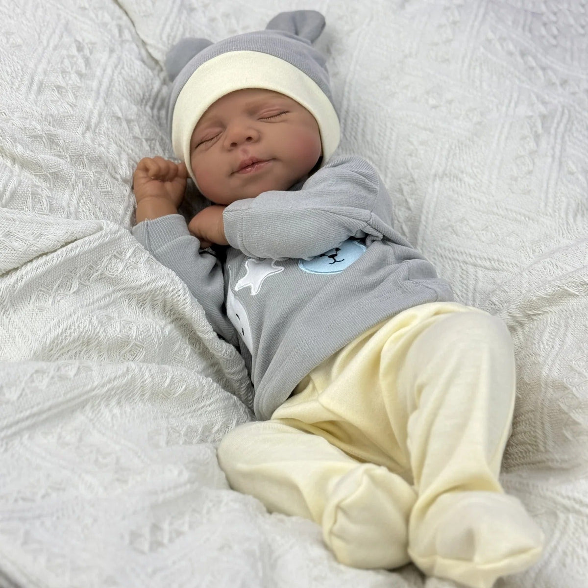 48cm lebensechte Reborn-Puppe mit weichem Körper geschlossenen Augen dunkler Haut Pascale