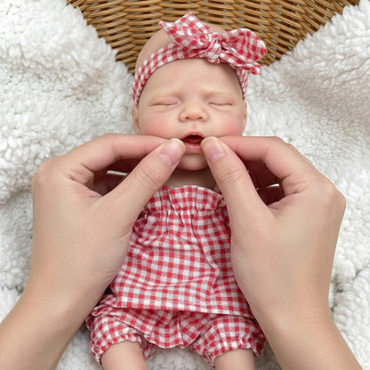 30cm Silikon Reborn Babypuppe Pascale mit zu öffnendem Mund Mädchen in rot-karierter Kleidung