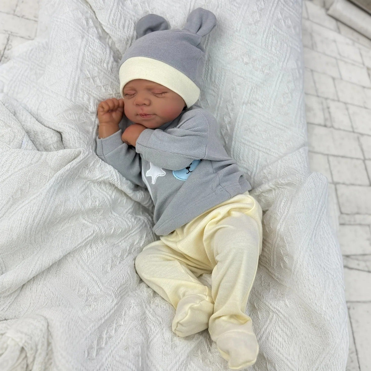 48cm lebensechte Reborn-Puppe mit weichem Körper geschlossenen Augen dunkler Haut Pascale