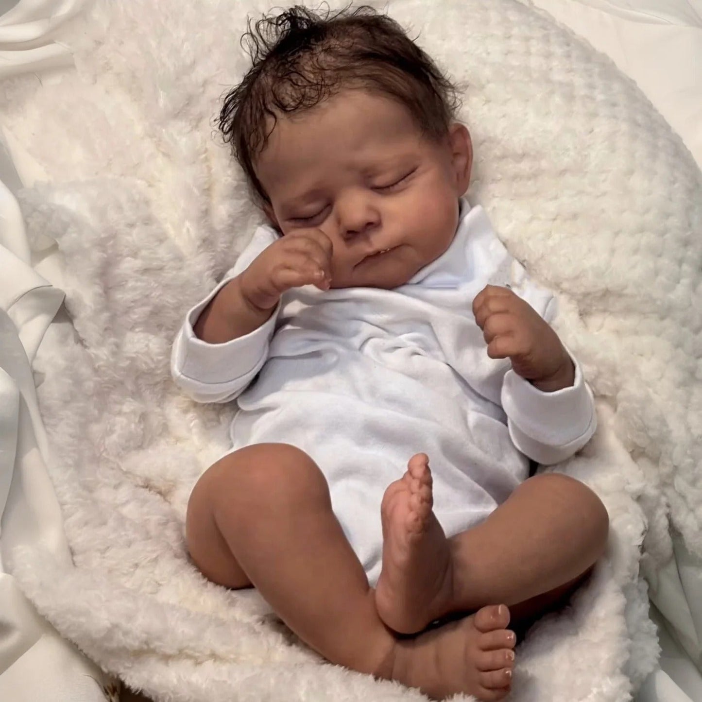 48cm Reborn Puppe mit geschlossenen Augen dunkler Haut und kurzem Haar – Eric