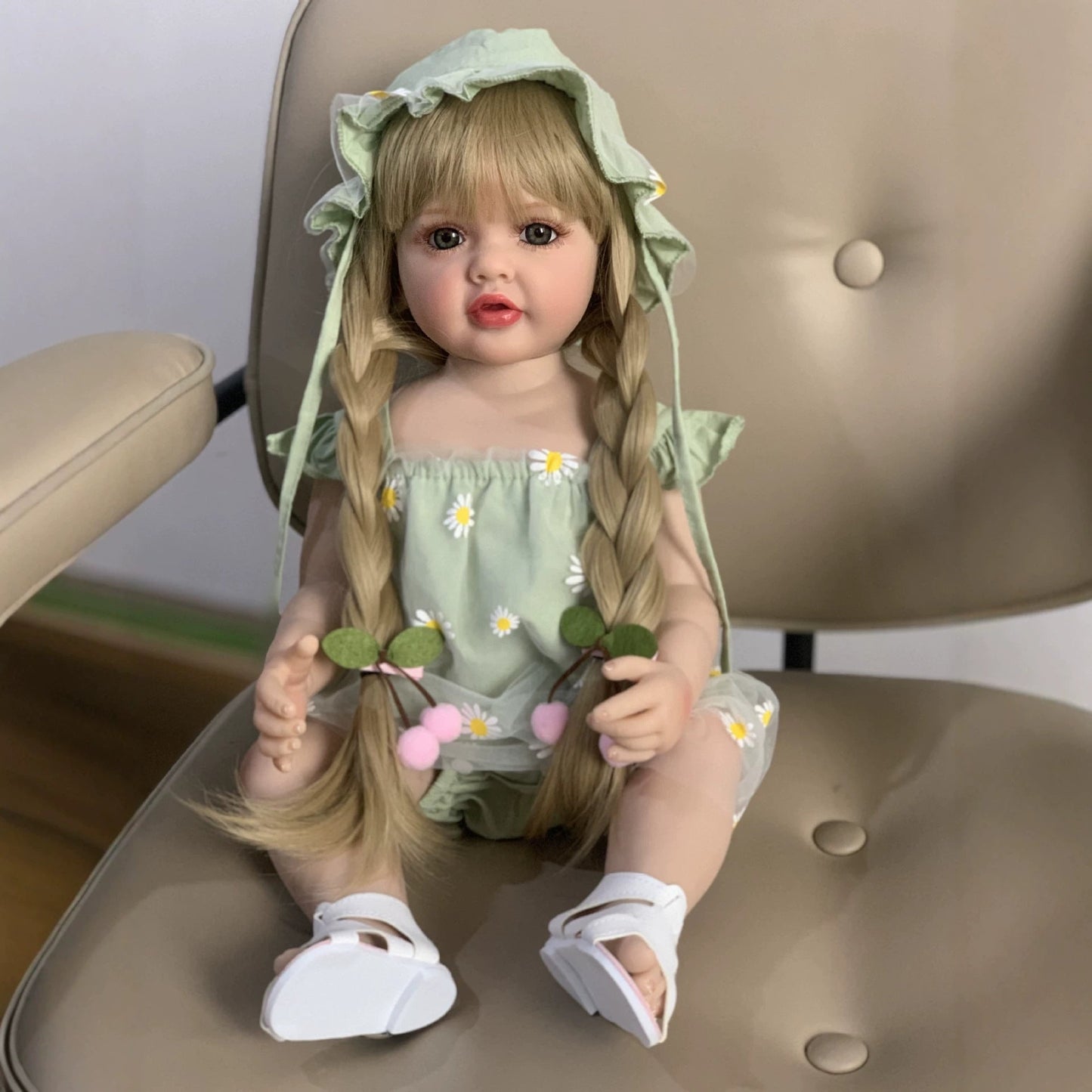 55 cm rebornte Baby-Dame Betty mit offenen Augen und langen blonden Haaren in grünem Gänseblümchen-Outfit