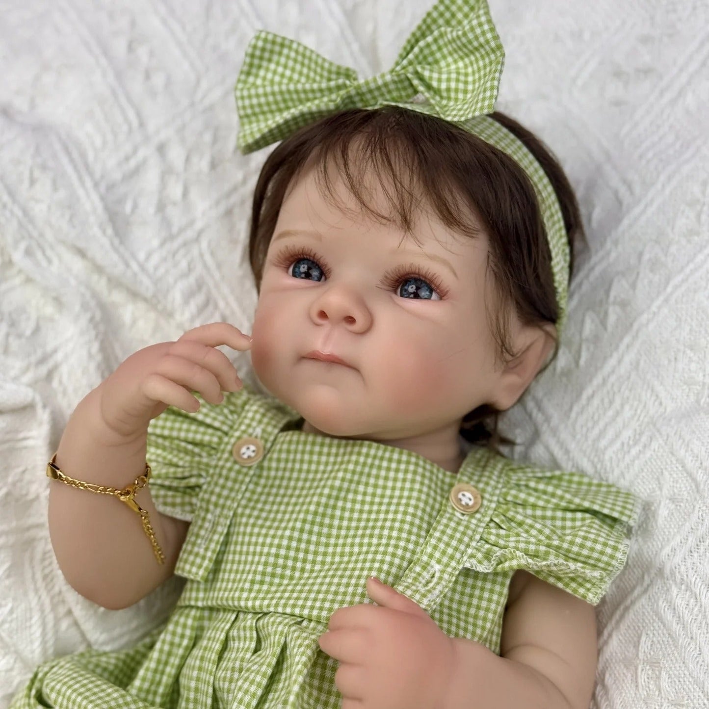 45cm lebensechte Vinyl-Babypuppe Bettie mit kurzem Haar und grüner Kleidung