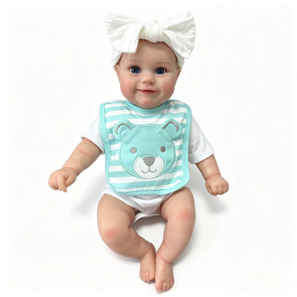 50cm Maddie Reborn Babypuppe mit offenen Augen und blau-gestreiftem Lätzchen