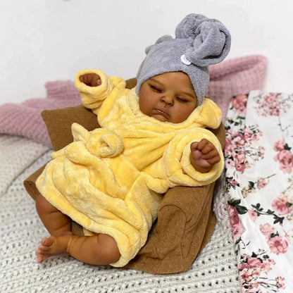 19 Zoll realistische geschlossene Augen dunkle Haut Reborn Puppe Pfirsiche im gelben Bademantel