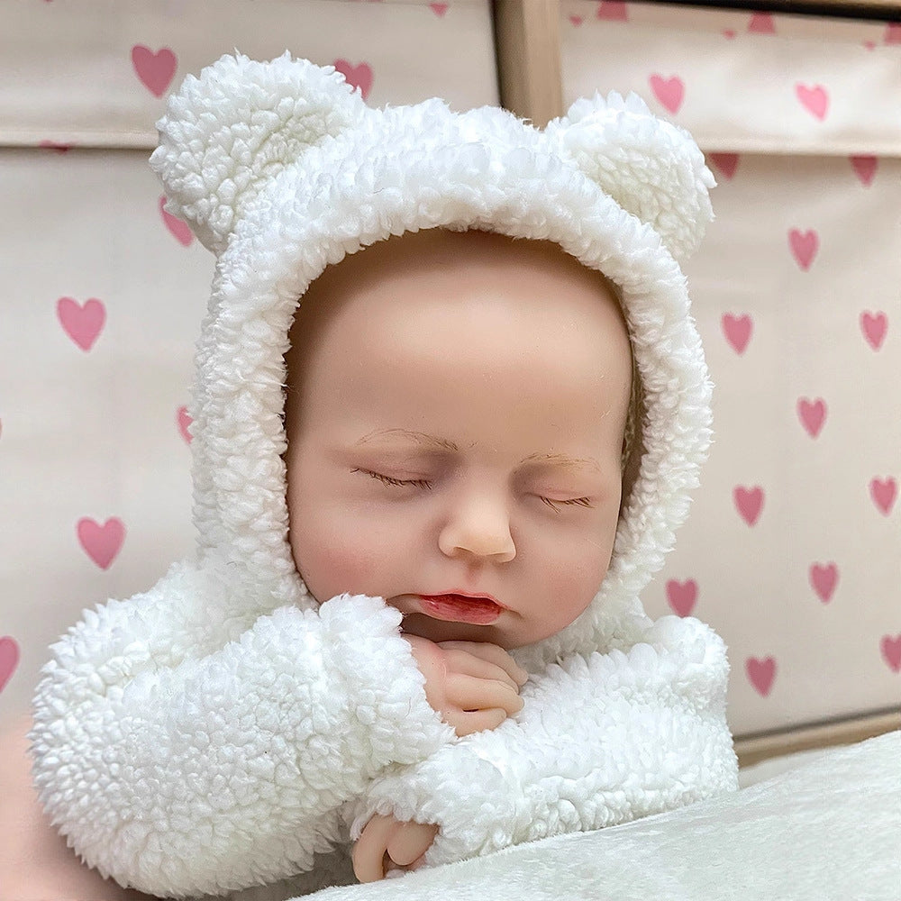 30 cm lebensechte Reborn-Puppe aus Vollsilikon mit geschlossenen Augen Mädchen in weißer Plüschkleidung