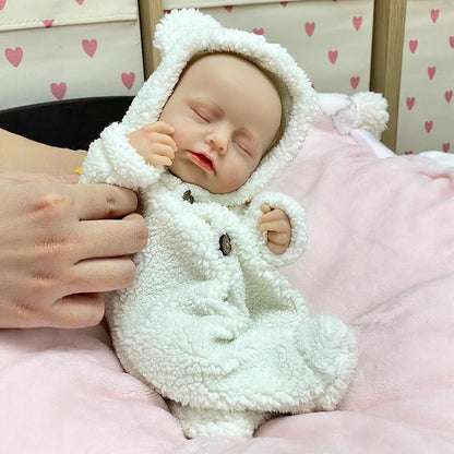 30 cm lebensechte Reborn-Puppe aus Vollsilikon mit geschlossenen Augen Mädchen in weißer Plüschkleidung
