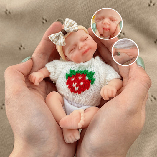 15 cm Silikon Reborn Puppe Pascale mit geschlossenen Augen im weißen Erdbeerpullover