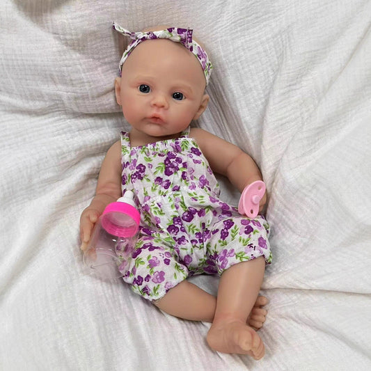 30cm weiches Silikon-Reborn-Baby-Mädchen mit blauen Augen im lila geblümten Kleid - Wiese