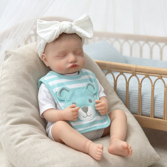 20 Zoll Rosalie Reborn Puppe mit geschlossenen Augen und blau-gestreiftem Lätzchen