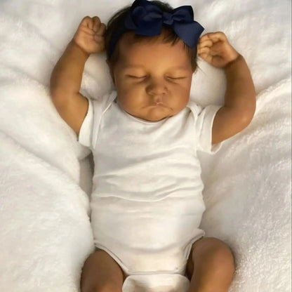 45cm Reborn Puppe mit geschlossenen Augen dunkler Haut und kurzem Haar – Levi
