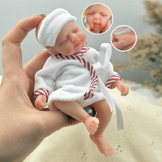 15 cm Silikon Reborn Puppe Pascale mit geschlossenen Augen im weißen Bademantel